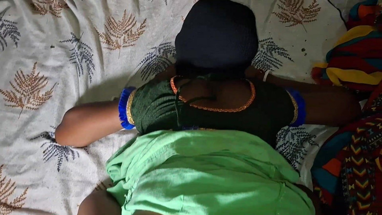 Desi step mom: Tante gekleed in een rode saree