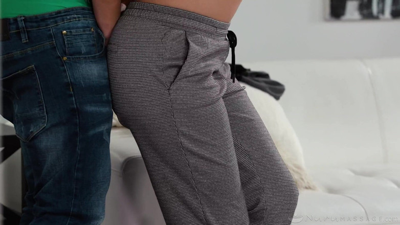 Nuru Massage: Massaggio nuru- una coppia prova nuru per la prima volta...