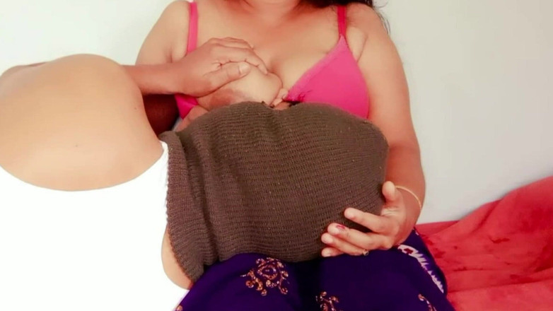 Your Arya: Saje velká prsa desi sousedky Bhabhi a vsunul jí prst...