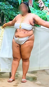 Mallu Big Ass Sexy MILF v tradičních loketě a živůtku, odhalení v sexy těle venku