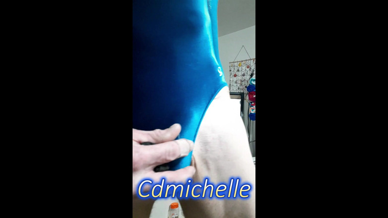 Crossdressers Cd Michelle wearing sexy lingerie: Cdmichelle draagt een sexy blauw turnpakje