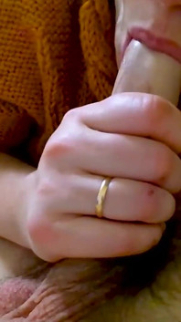 Jovem milf com óculos chupa pau e engole porra