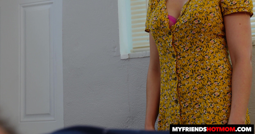 My Friend's Hot Mom: Naughty America - MILF miang Amber Chase puffs Peter