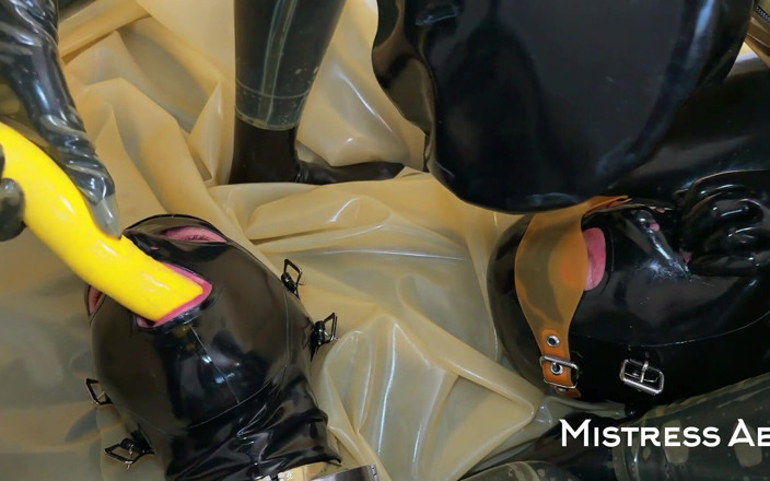 MistressAe: Mistressae &amp; Slečna Lilly: Edging relace v latexové ložnici ve čtyřech