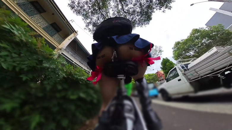 Asiansissypublic: Exhibitionistin: Gehen und reiten mit Buttplug, roten Strumpfbändern und Dildo