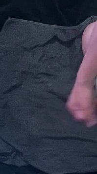 Teen Twink tvrdě stříká v kalhotkách!
