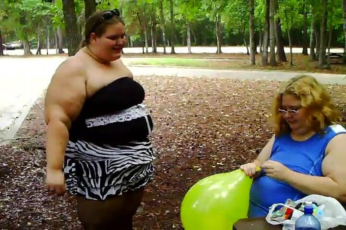 BBW nurse Vicki adventures with friends: 2つのぽっちゃりは風船を吹いて飛び出しています