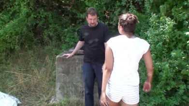 Femdom Austria: 屋外で奴隷を蹴る