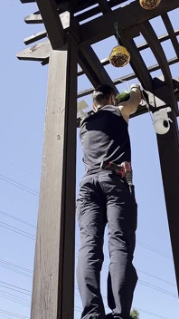 Si masturba mentre il lavoratore installava la telecamera per lei quella deliziosa figa cremosa