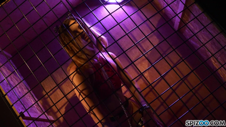 Intimate Lesbians: Лесбийская рабыня в клетке с Kat Monroe и Luna Star