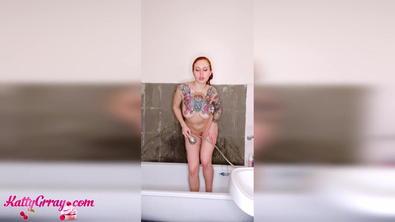 Katty Grray: Büyük memeli genç kız duş alıyor