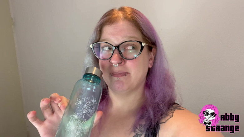 Abby Strange: Mear en la botella, ¿puedo hacerlo?