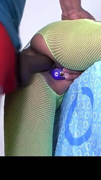 Napalona żona połyka ogromne dildo przy swojej głębokiej cipce