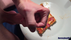 Horneyboy98: Twink pizzasına sıçratıyor