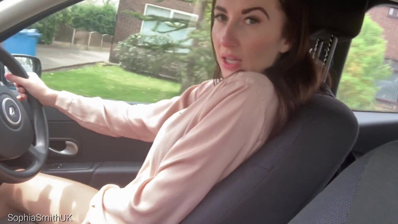 SophiaSmithUK: Chica sexy va conduciendo