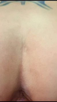 Kouření na dvorku epizoda 2 Mladší MILF saje ptáka a je ošukána