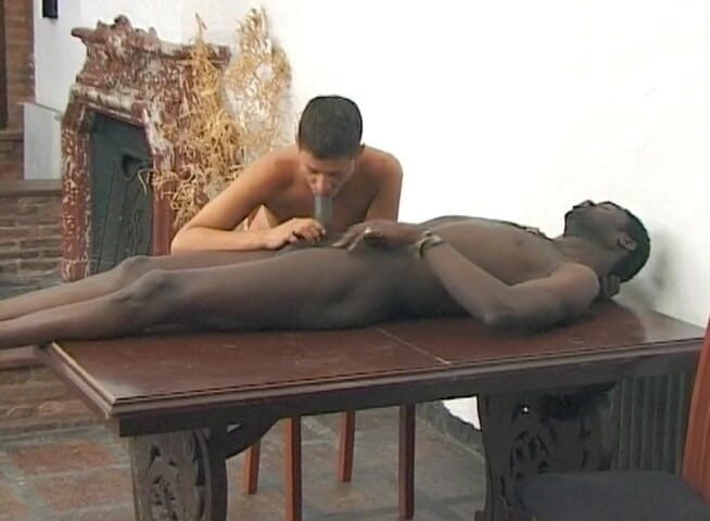 Bareback TV: Flaco chico blanco folla polla negra