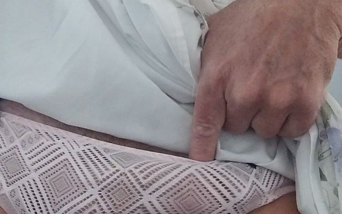 dragontrainer5: Crossdresser paski Piękna sukienka wyeksponuje nowe różowe majtki i stanik