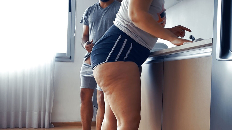 Suny Lune: My Fat Ass Latina Made &amp; Macocha w stringach w kuchni