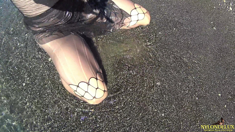 Nylondelux: Rochie umedă din Tulle și nailon pe plajă