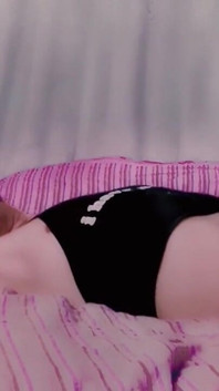 Transsexuala Niky se joacă cu vibratorul său mic