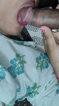 Ma femme sexy suce une grosse bite en faisant palpiter du sperme dans la bouche