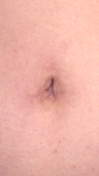 Honokas schüchterne bauchnabel-nahaufnahme - tiefe fingerstimulation