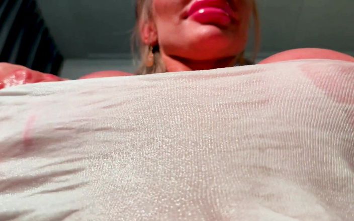 Hefburg: Bimbo madrastra muestra sus tetas y coño aceitados