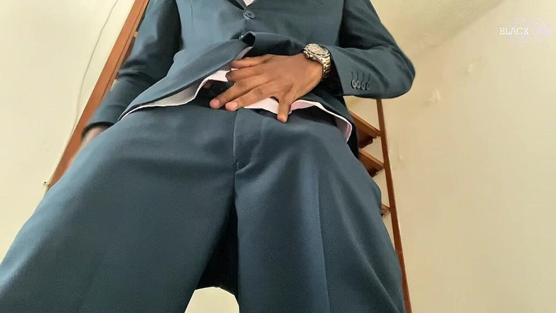 Black-2001: देखो डैडी सूट पहनते हैं और जोर से कराहते हुए अपने बड़े लंड का हस्तमैथुन करते हैं