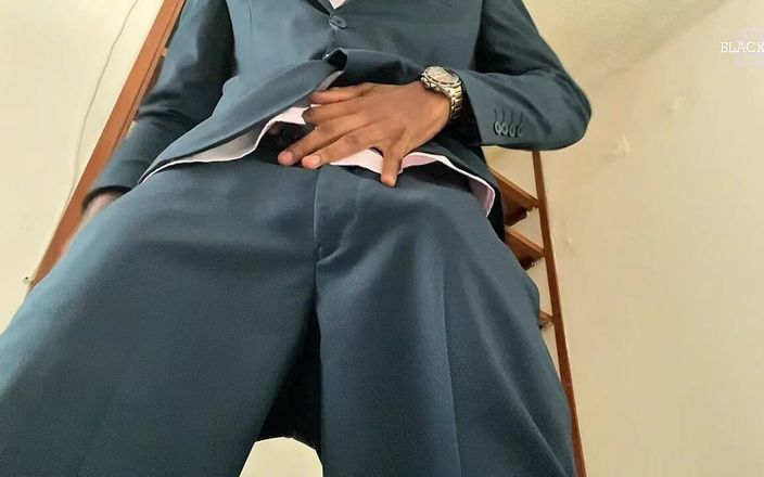 Black-2001: Mira a papá usar un traje y masturbarse su gran...