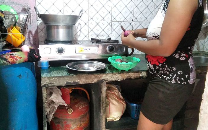 Kajal Bhabhi X: Indischer stiefvater fickt schwiegertochter beim kochen teil 2