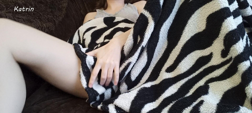 Katrin20: 내 젖은 보지를 담요 밑으로 가지고 노는 중