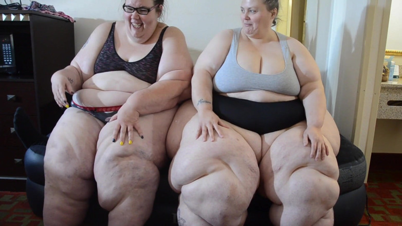 Full Weight Productions: Bobbi Jo &amp; Savannah Meleleh Di Tilam