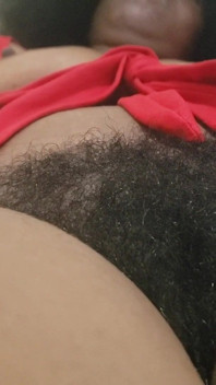 Milf poilue en solo, bonne baise - regard de chatte poilue dans l’intime