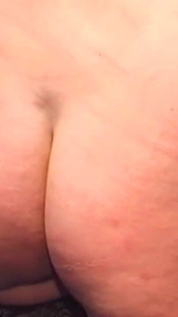 Zralá brunetka MILF se poddá maskované milence zezadu
