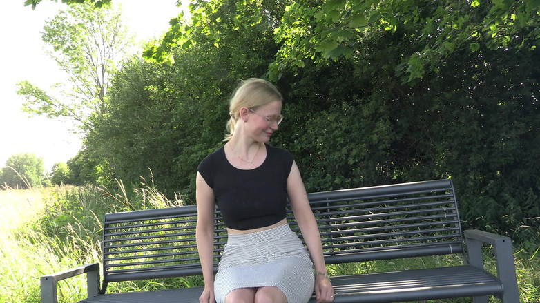 Blondehexe: Fata urinând afară