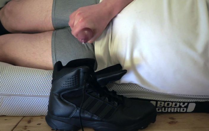 SmellySneakerSniffer: Spermashot i min Adidas Gsg 9 stövlar