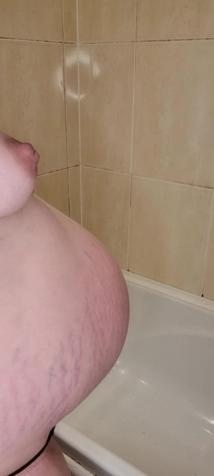 RoxyhotGoddessXx: 怀孕的熟女在浴缸里撒尿