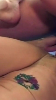 Une brune mature se fait étirer en grand dans une frénésie de fisting extrême