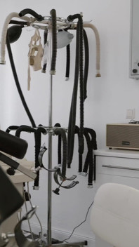 Kauçuk sahibe kliniği muayene için hazırlıyor