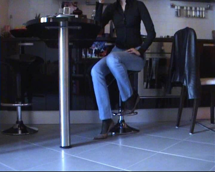 Nyllady: Shoeplay i svarta strumpbyxor och rosa pumpar