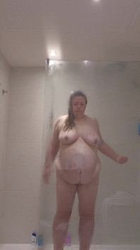 Kurvige MILF duscht und zieht blank