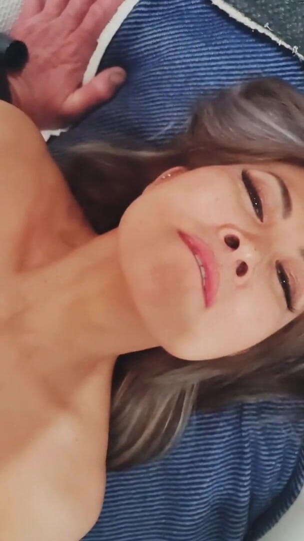 Chinese mom: Chinees rijp model dat een enorme creampie in haar poesje...