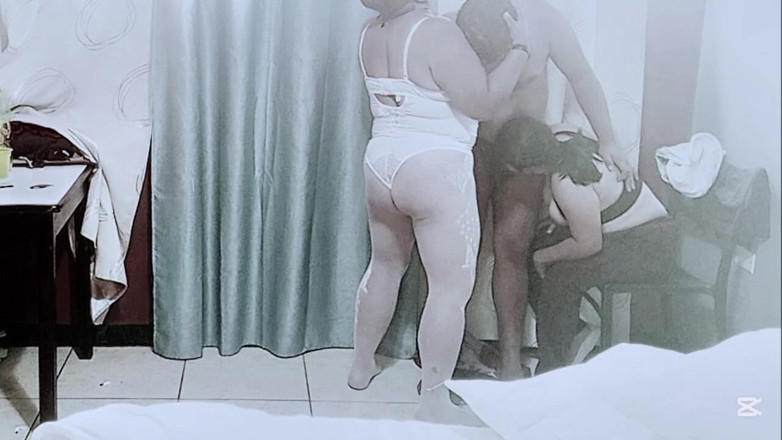Sofixxx: Nenek melancap sambil melihat kakak tiri saya menghisap zakar saya
