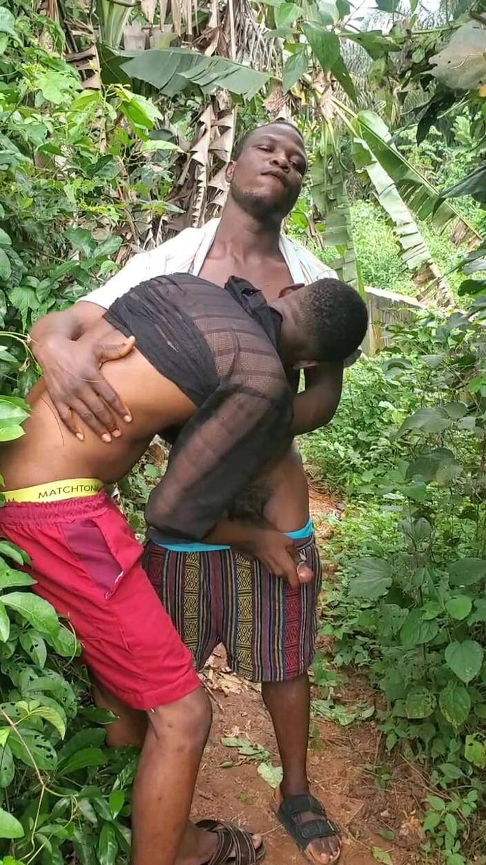 Ayo ass: Outdoor Sucking and Wanking