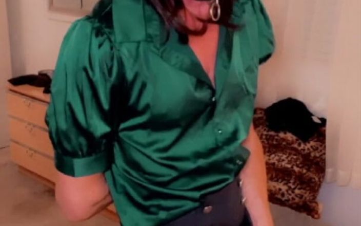 TVI Studios Val Parker: Napalony Crossdresser w nylonowych pończochach