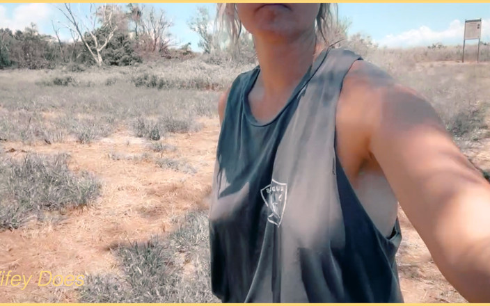 Wifey Does: Moglie ha osato camminare intorno tette di lato sulla spiaggia