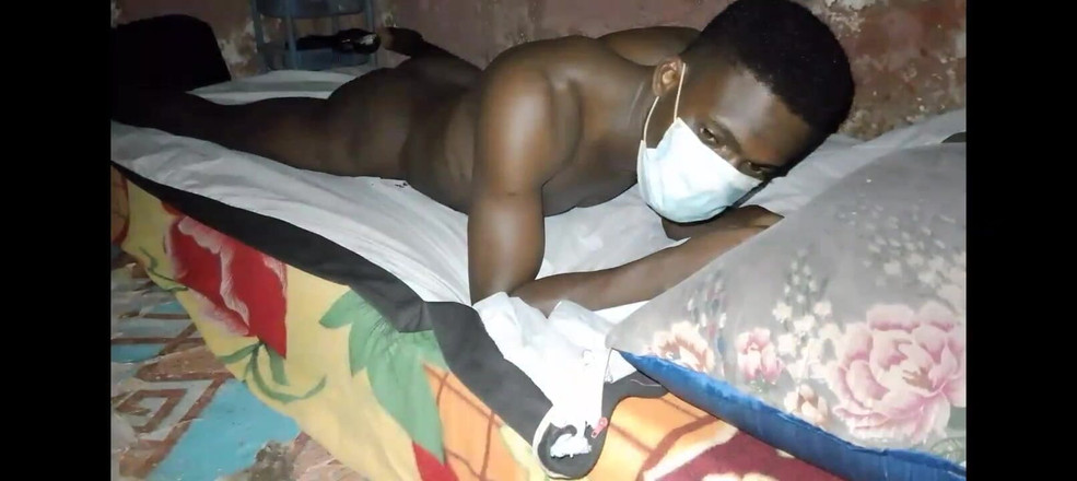 Masturbator emmy: Afrikaanse zwarte man neukt zijn bed