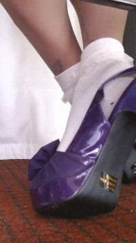 Gioca con le scarpe a tacco alto con collant nudi