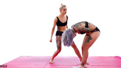 Defeatedsexfight: Elizabeth Stella - Dvě sexy tetované dívky v agresivním boji